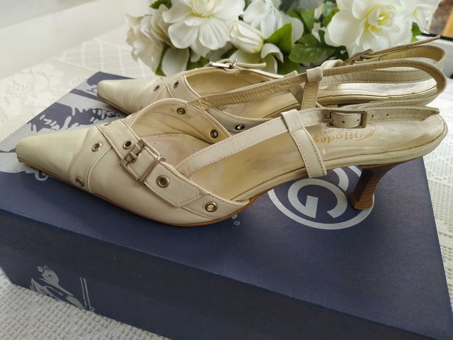 Sapatos cremes, muito elegantes - Tamanho 37