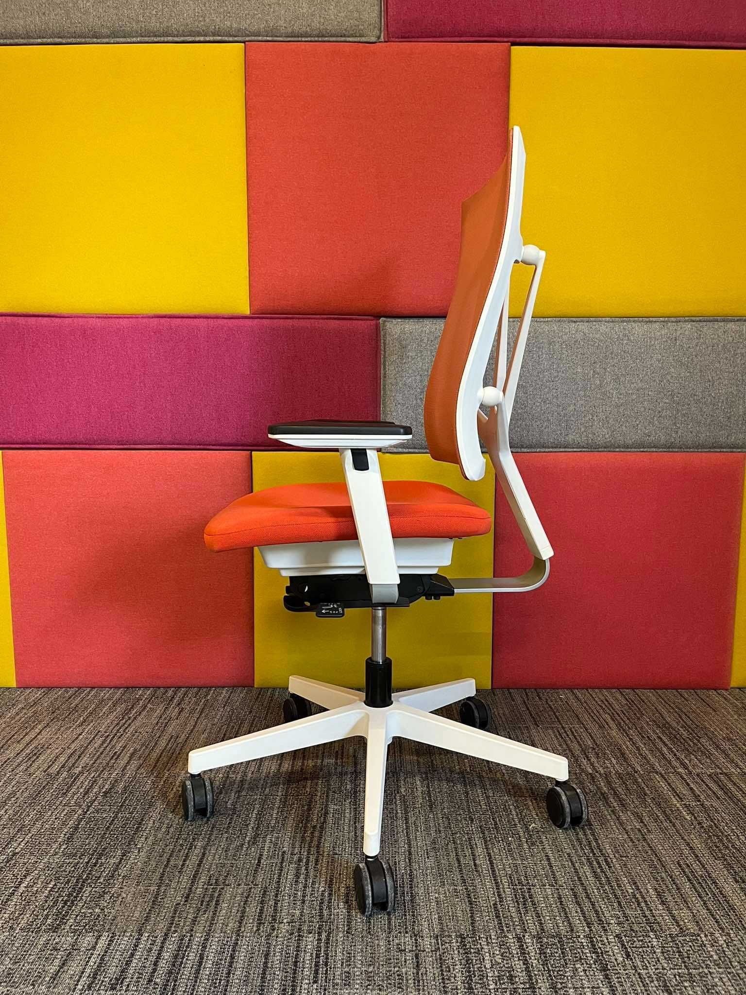 Fotel biurowy obrotowy Nowy Styl 4ME ergonomiczny piękny