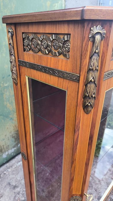 Witryna z okuciami. Wymiary 88x38x h - 154