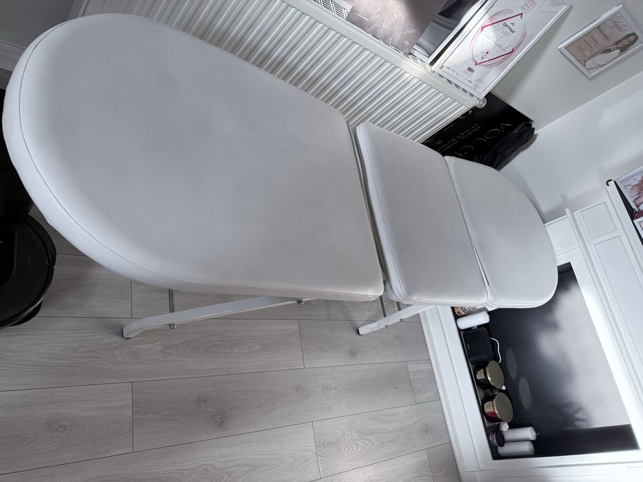 Lozko fotel kosmetyczny bialy przescieradlo czarne