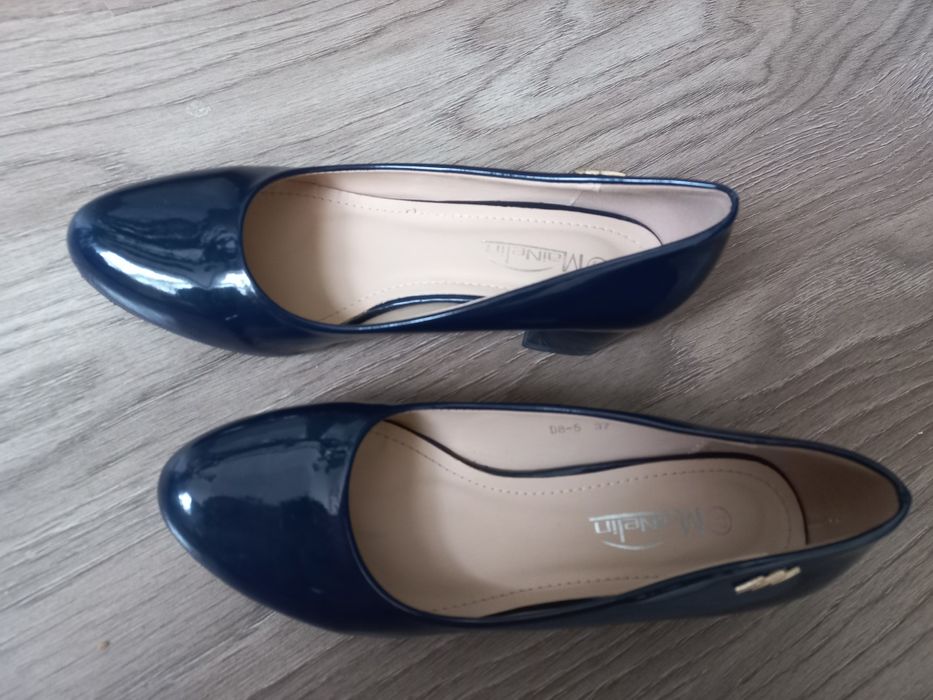 Нові лаковані туфлі