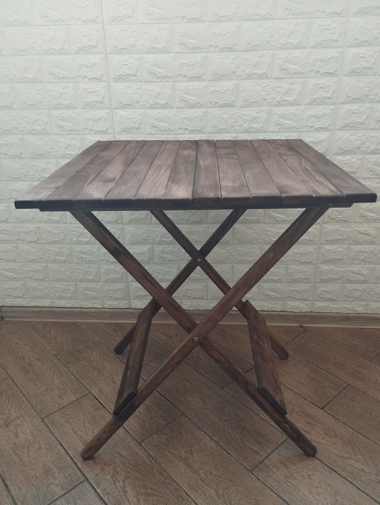 Дерев'яний складний столик для пікніку або дачі.