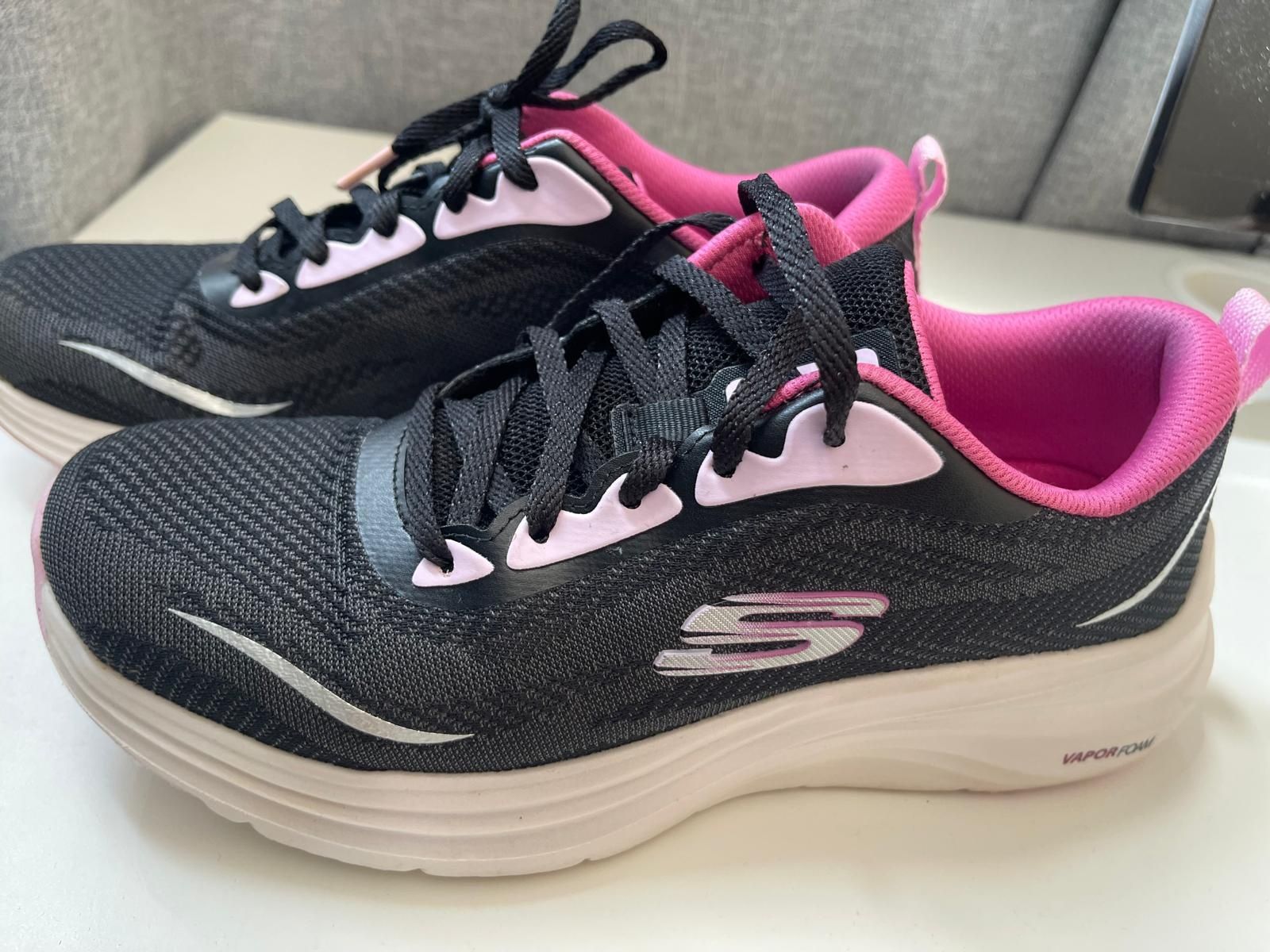 Skechers rosa e azul