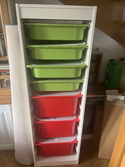 Regał ikea z pudełkami