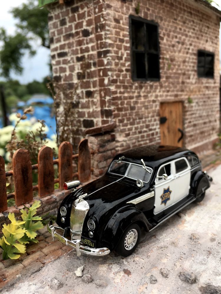 Czasopismo - CHRYSLER AIRFLOW-model,auta,wozy policyjne,kolekcja