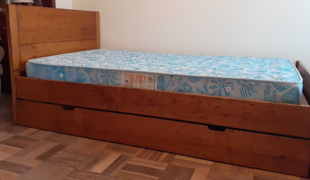 Cama solteiro em madeira