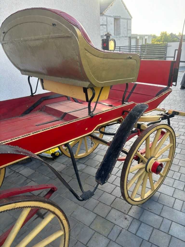 Bryczka konna, czerwona, na drewnianych kołach z metalowymi obręczami