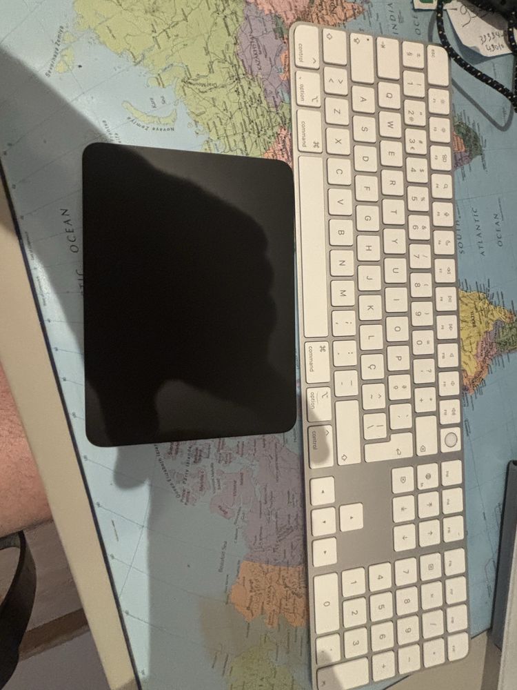 Mac mini com teclado trackpad