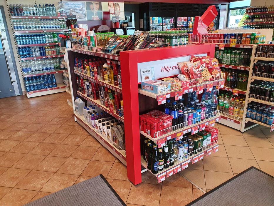 Meble i wyposażenie sklepu stacji paliw.