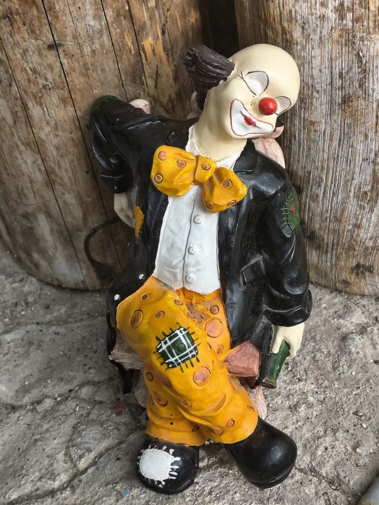 Figura klauna pijaka