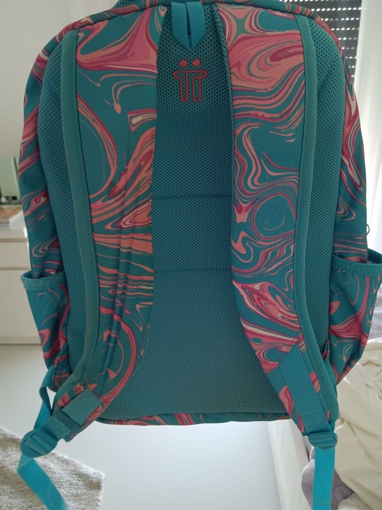 Mochila escolar  para levar aos ombros.