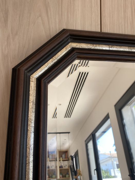 Espelho com moldura de madeira
