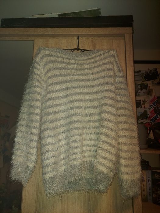 Biały sweter w szare paski