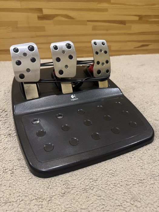 Під ремонт або на запчастини. Ігрове кермо logitech g27