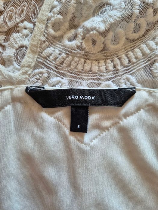 Biała zwiewna letnia sukienka z koronką na plecach Vero Moda rozmiar S