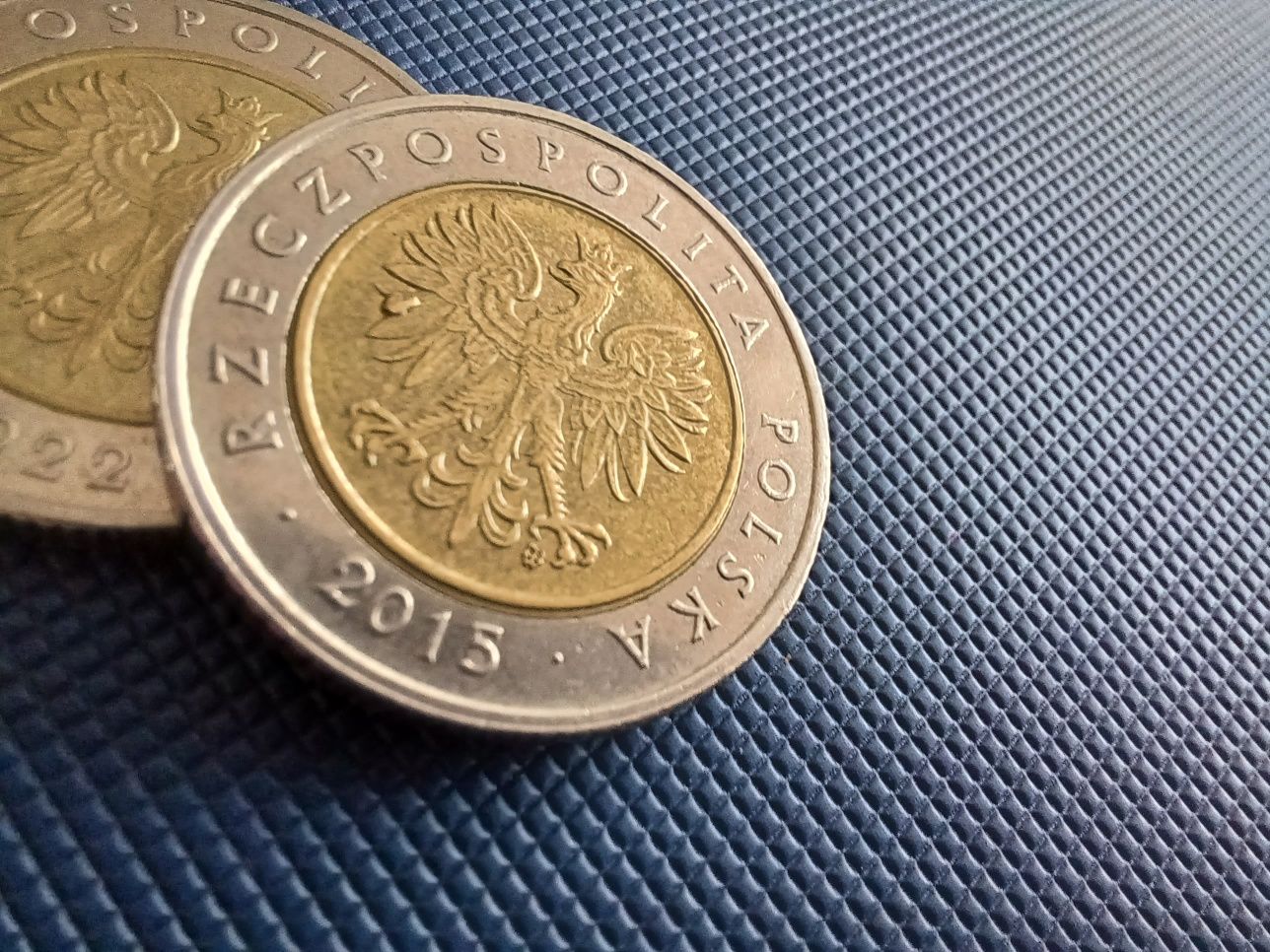 5 zł z 2015 r z błędem na piórach orła