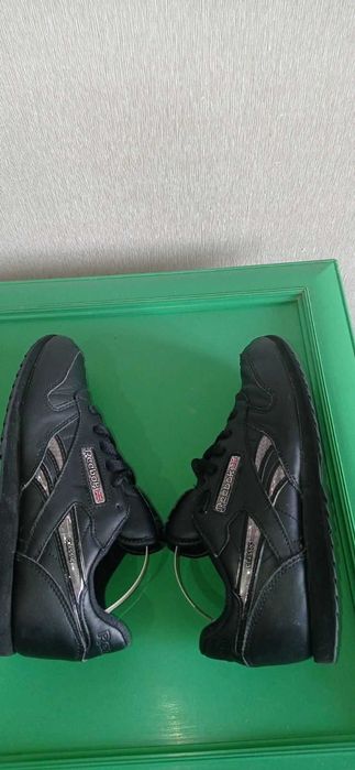 Кроссовки для девочки фирмы Reebok 34.5 размера
