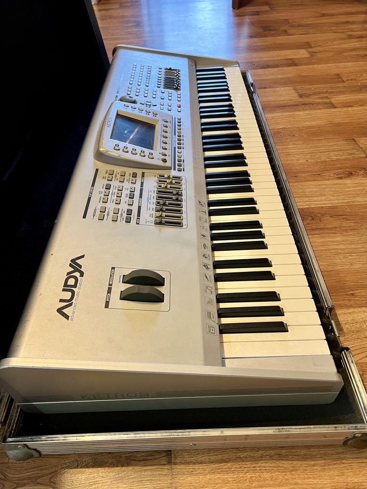 Ketron Audya!!!  Twardy Case .. Yamaha Korg