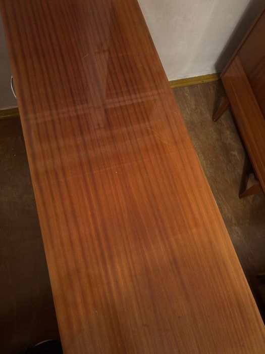 Kredens stołowy PRL Violetta – mahoń, wysoki połysk, lata 70.