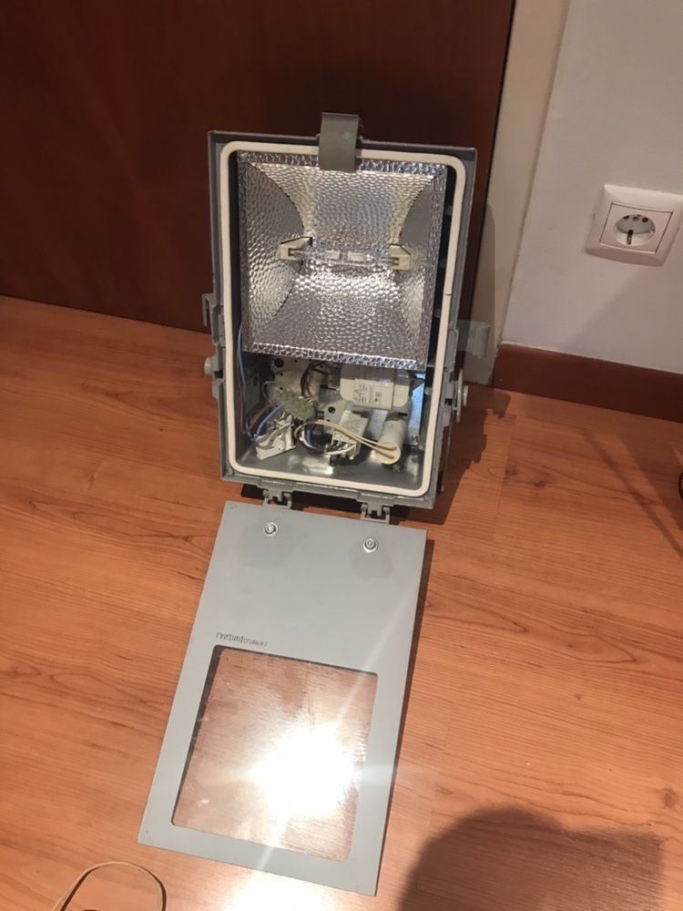 Holofotes industriais  caixa de aluminio com tampa em vidro