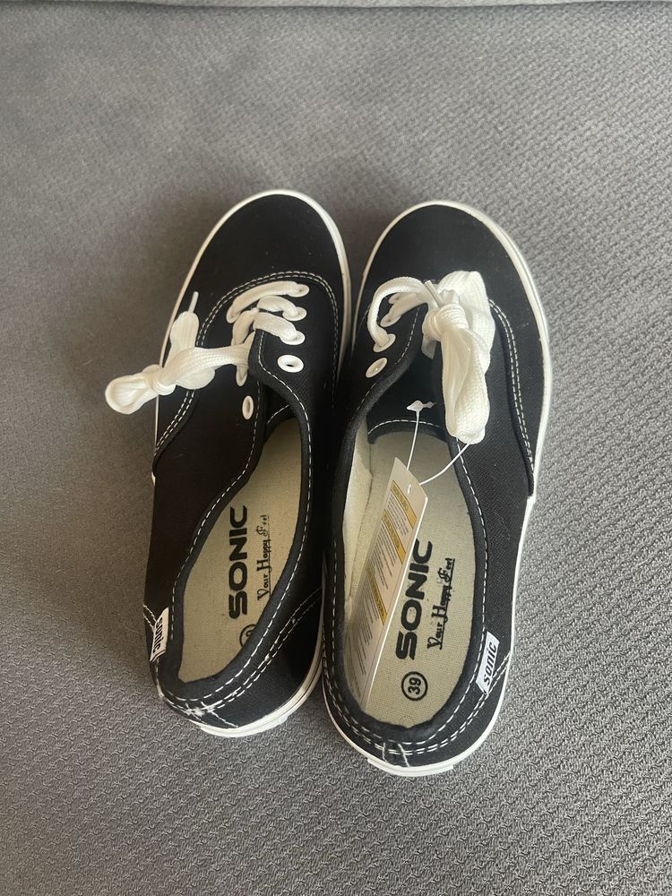 Nowe czarne trampki