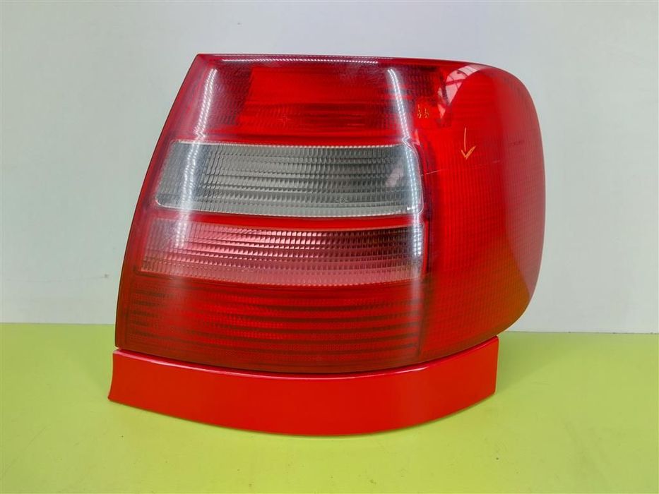 Lampa prawa tylna tył Audi A4 B5 SEDAN 1995-1999 PRZED LIFT 8D0945096C
