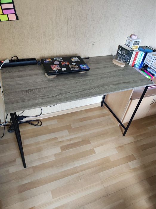 Стіл для роботи або навчання, б/у, у гарному стані

Продаю