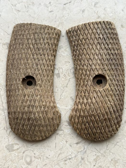 Деревянные накладки револьвера Наган