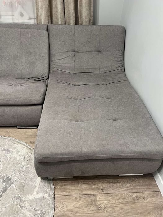 Диван у вітальню