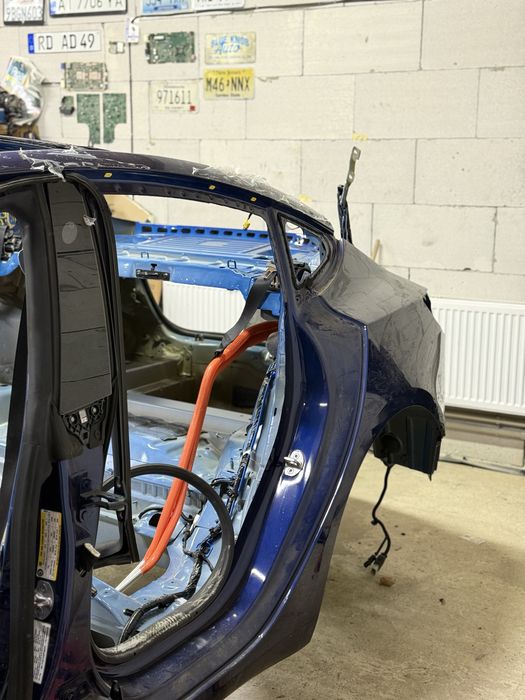 Задня четверть Tesla Model 3 Y