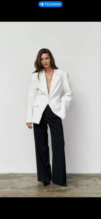 Приталений жіночий піджак — чорний / білий