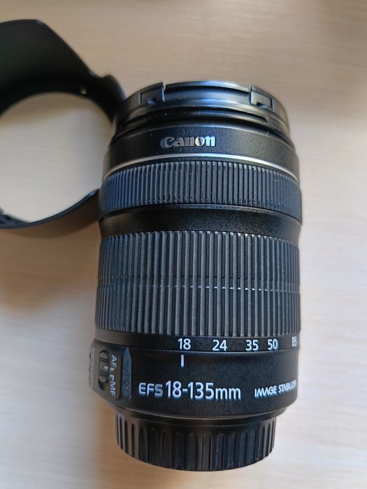 універсальний об'єктив Canon EF-S 18-135 mm f/3.5-5.6 IS STM