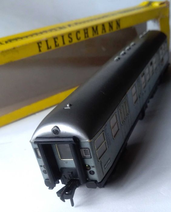 Antiga carriagem de passageiros da marca Fleischmann