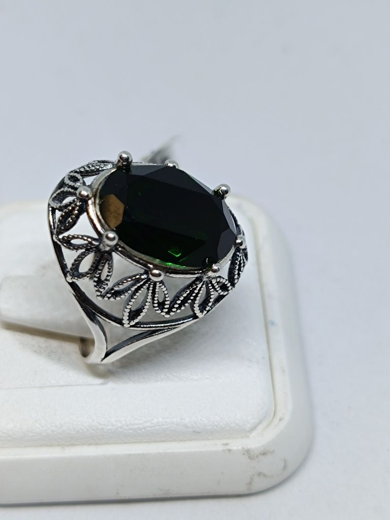Srebrny pierścionek z zielonym oczkiem srebro 925 r 19