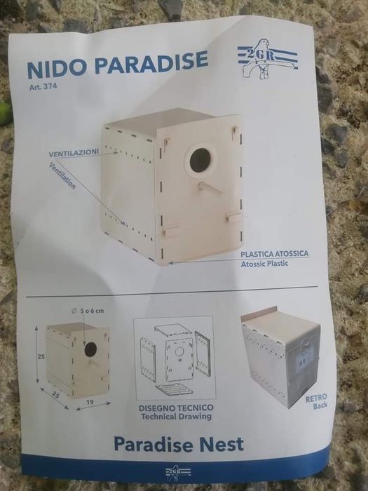 Vários ninhos de plástico para venda