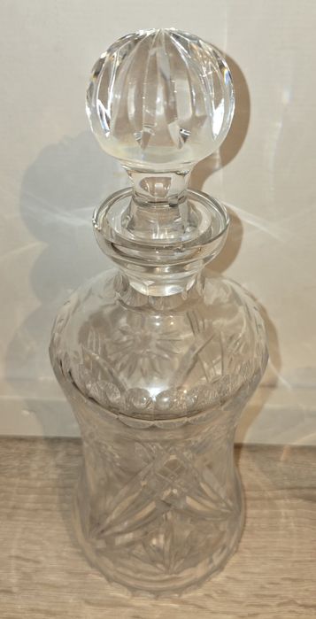 Karafka z ozdobną zatyczką z kryształu.