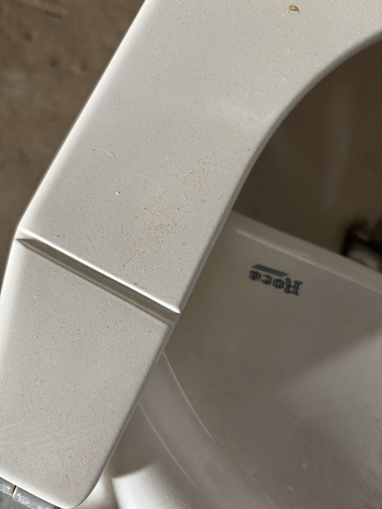 Bide usado com tampa e torneira da marca Roca
