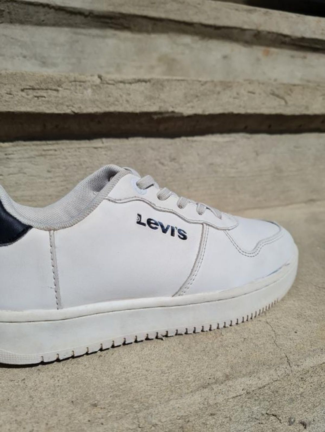 Стильні, зручні білі кросівки-кеди на дівчинку бренду Levi's.