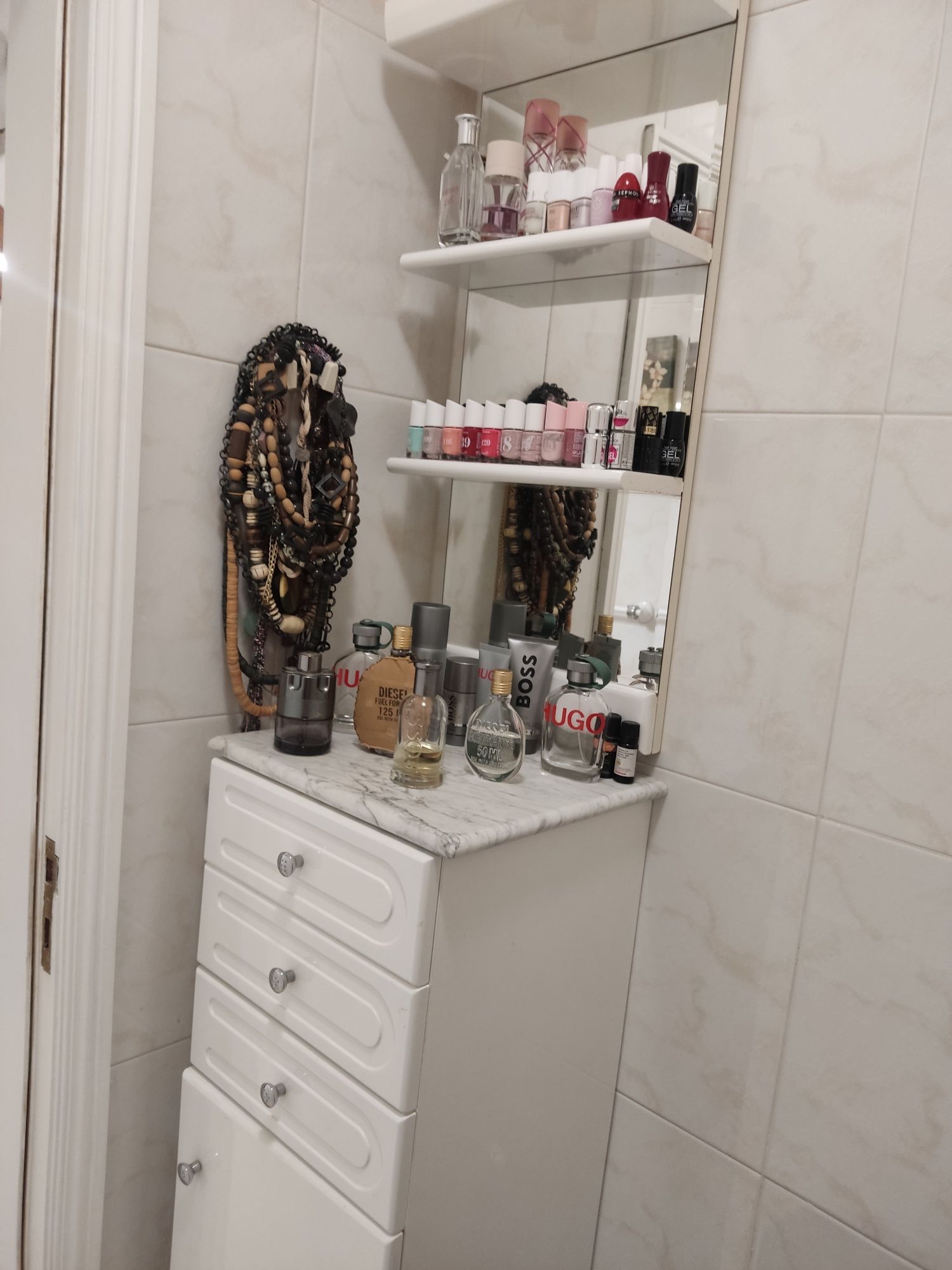 Móvel de apoio de casa de banho em melanina branco com tampo de pedra