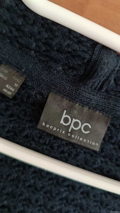 Długi sweter damski z kapturem.