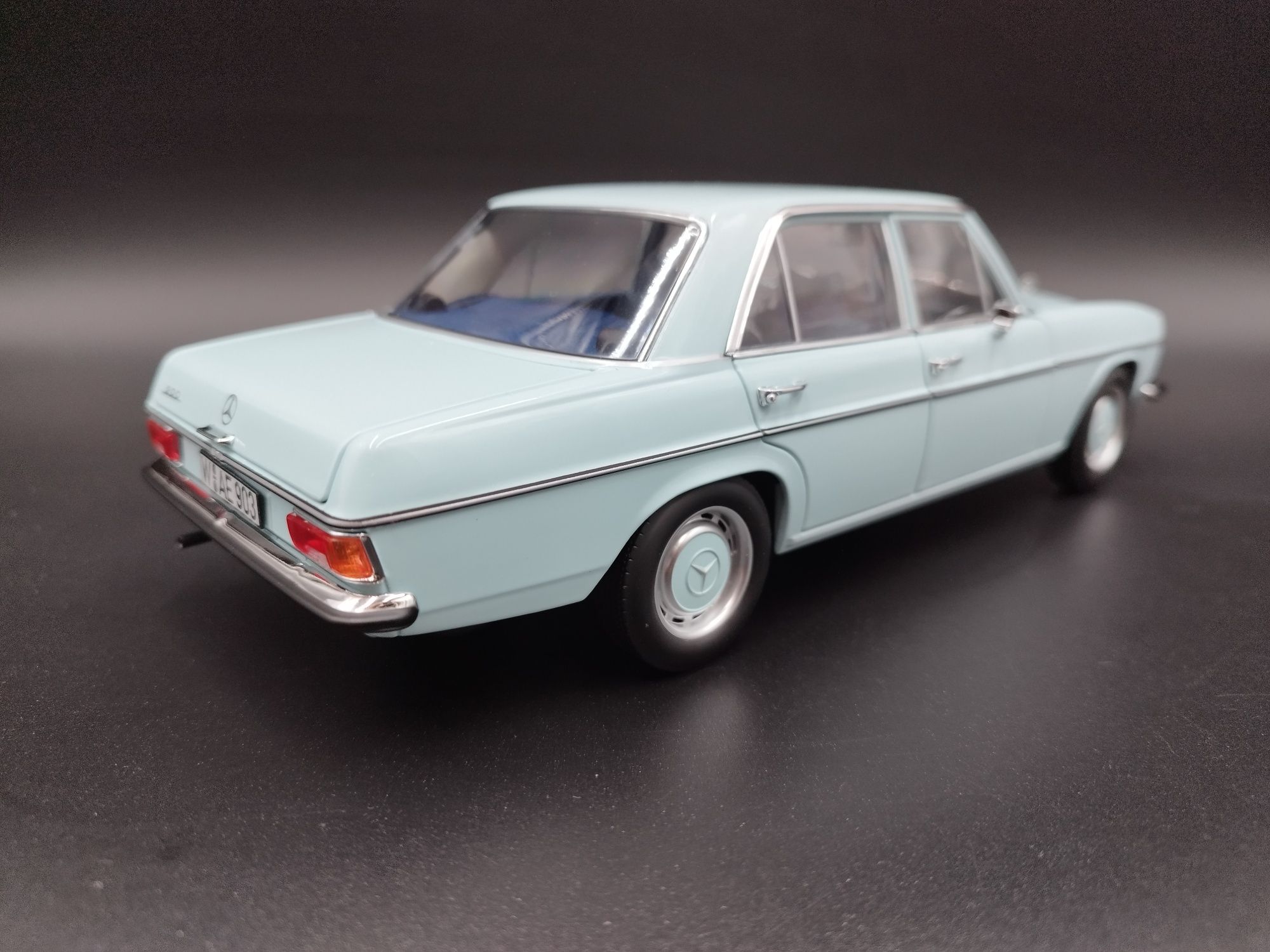 1:18 Norev 1968 Mercedes 200 W115 model nowy