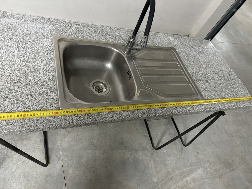 Pedra para banca de cozinha com furo para placa e pio para lava loiça
