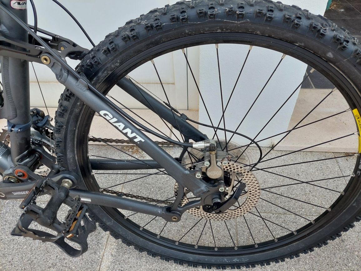 Bicicleta montanha GIANT modelo NSR 3 suspensão total