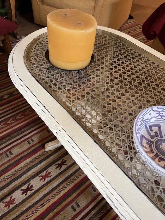 Mesa baixa de apoio com palhinha