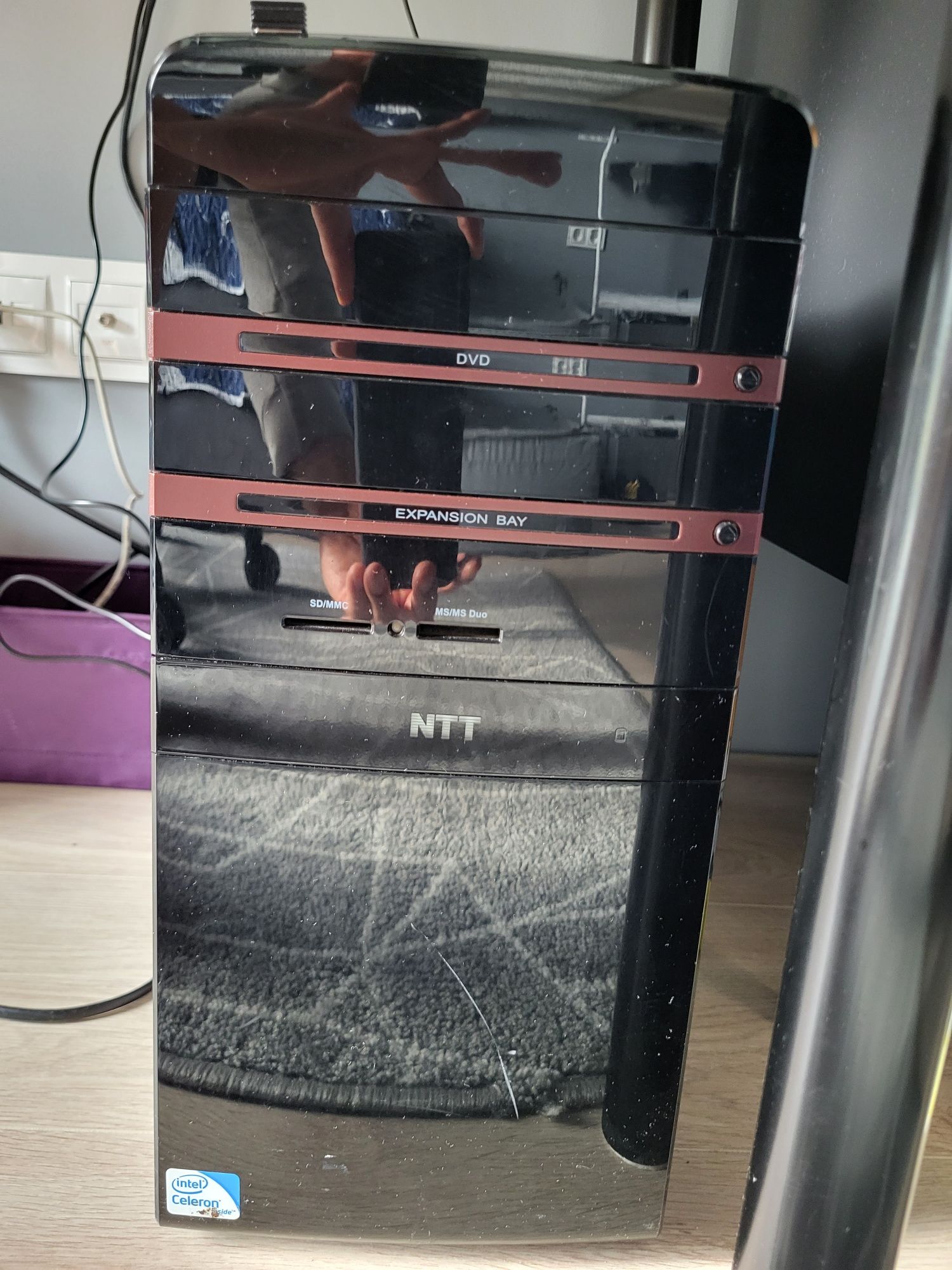 Komputer firmy NTT plus monitor firmy Samsung