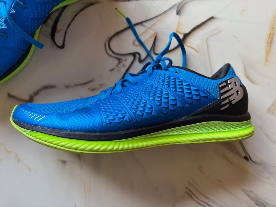 Бігові кросівки New Balance Mens FuelCell MFLCLBL оригінал