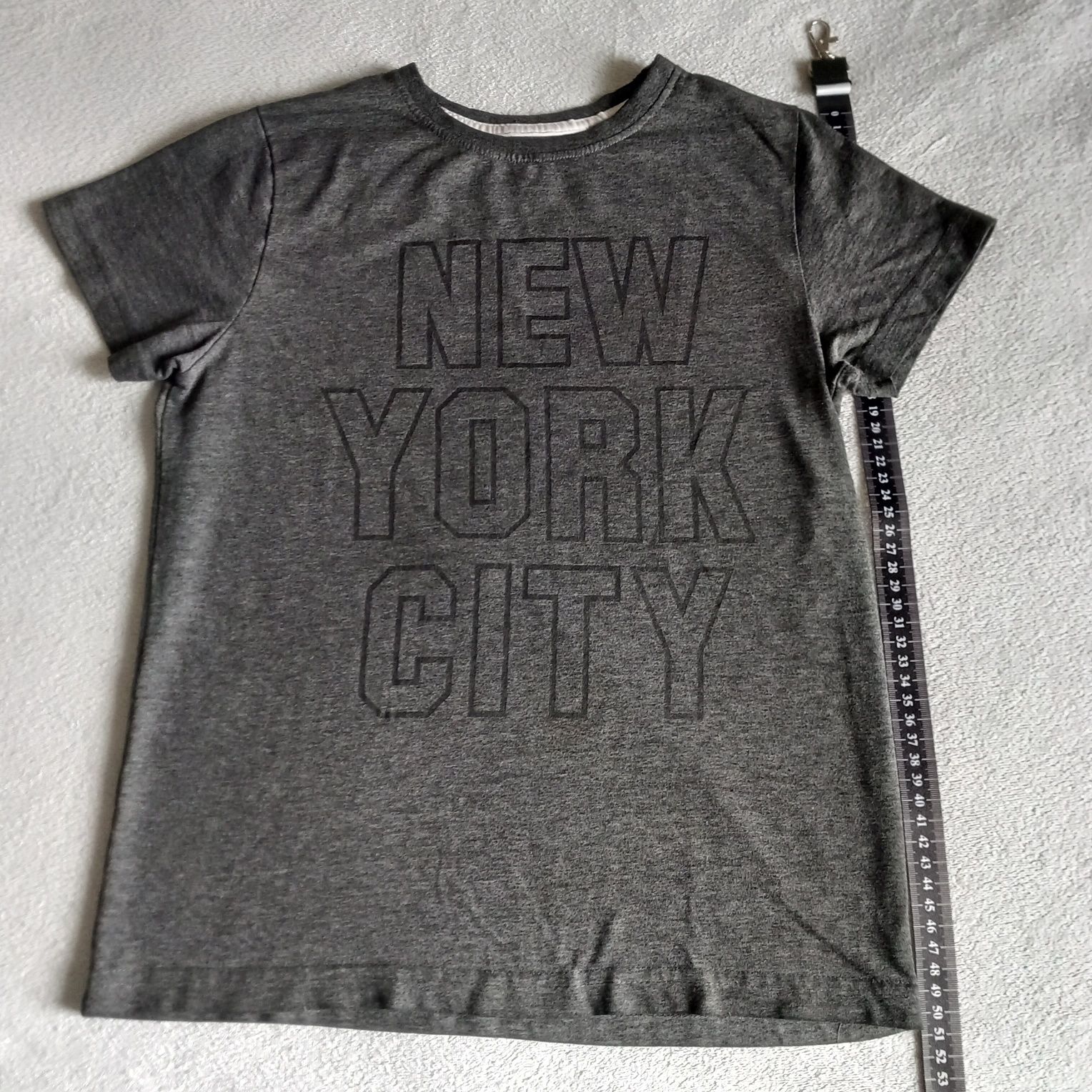 Szary T-shirt z napisem New York City