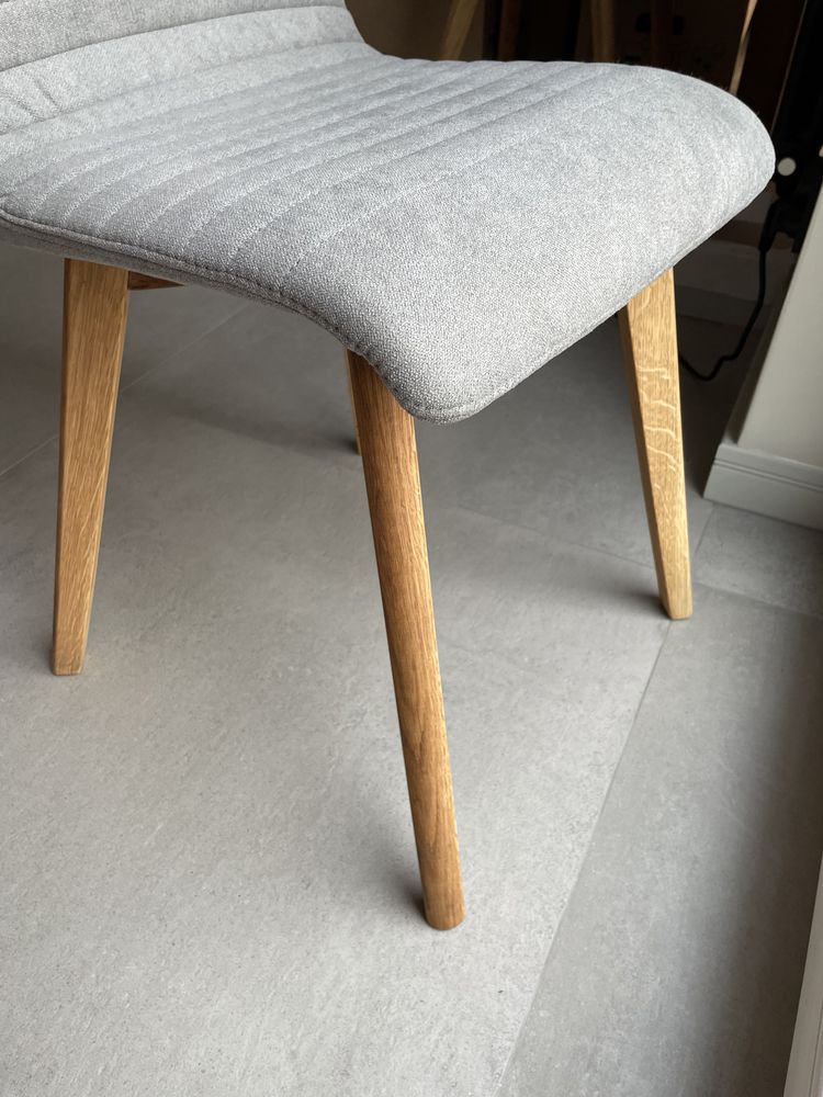 Krzeslo tapicerowane drewniane