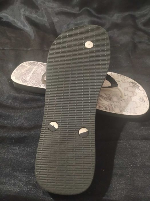 Шльопанці в'єтнамки жіночі та інше взуття.