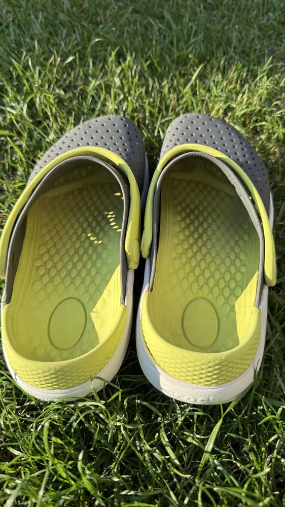 Продам дитячі crocs j3